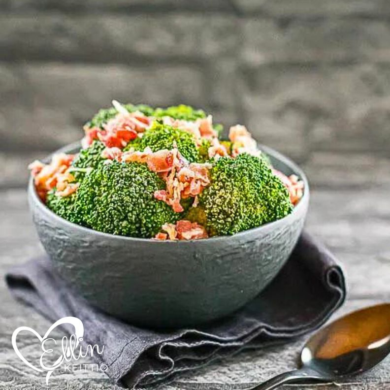 Höyrytetty parsakaali gheen ja pekonin kanssa