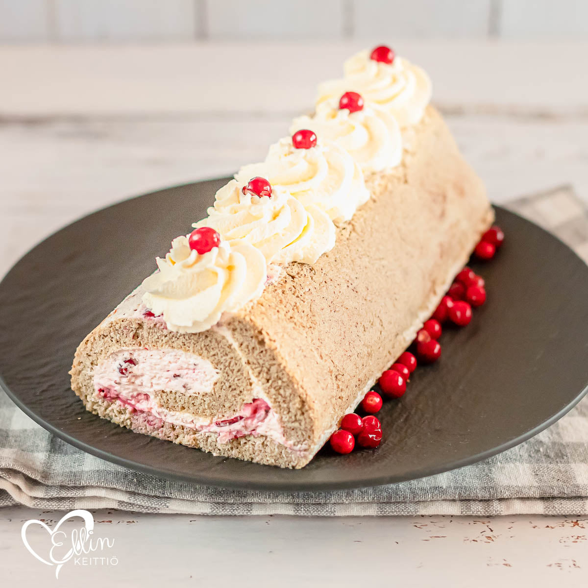 Puolukka-rahkakääretorttu