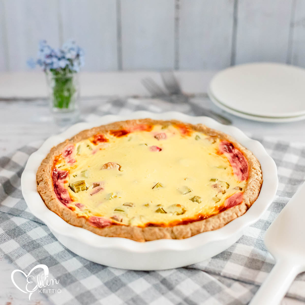 Keto raparperipiirakka