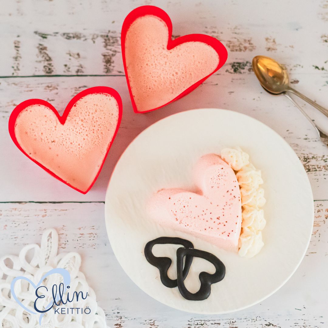 Mansikka-karamellipannacotat ketosti