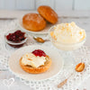 Clotted cream eli hyydytty kerma tarjoiltuna skonssien ja mansikkahillon kera