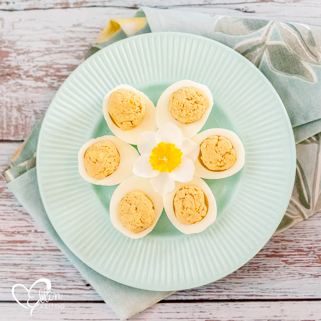 Karnivorin tuorejuustolla ja ruskistetulla voilla täytetyt munat